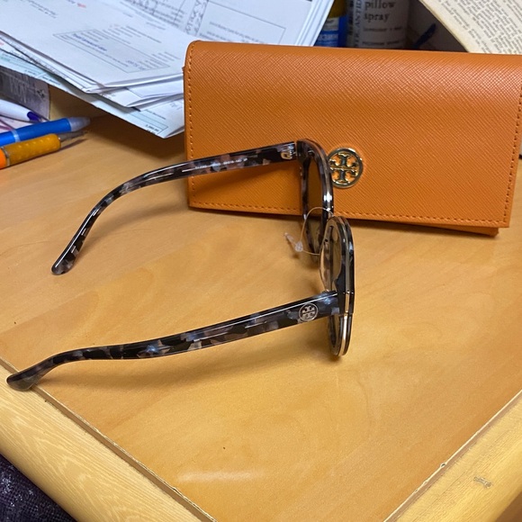 Tory Burch Marble Pattern Sunglasses very nice style main image 4